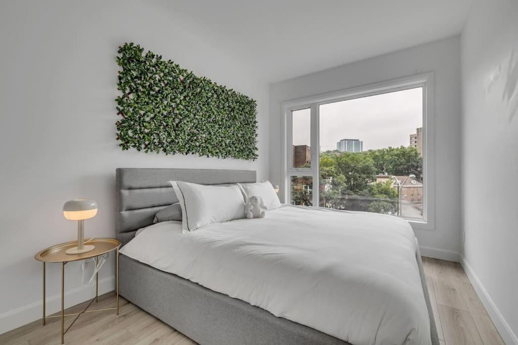Initial / Lapin / Downtown Qc Apartment *