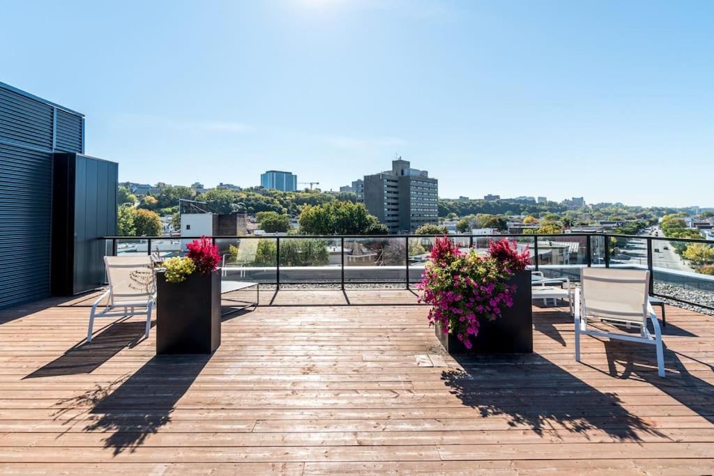 Initial / Lapin / Downtown Qc Apartment