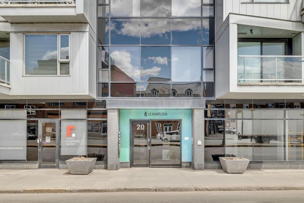 Initial / Lapin / Downtown Qc Apartment *